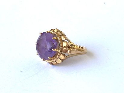 Yellow gold ring set with a round faceted...