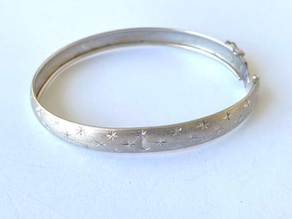 White gold band with stylized stars. 
Weight:...