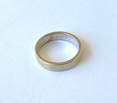 White gold wedding band with chased decoration...