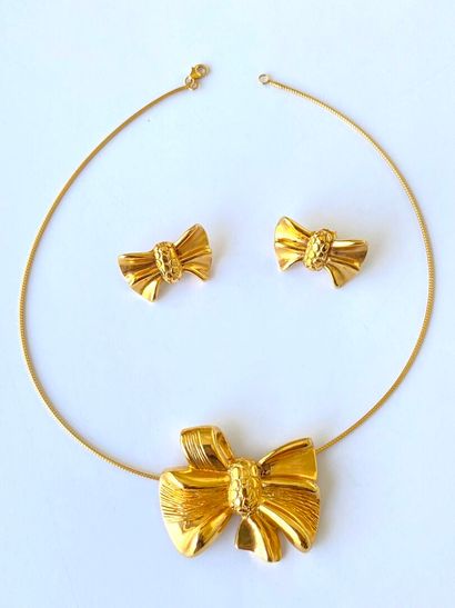 Yellow gold half-set comprising : 
- a necklace...
