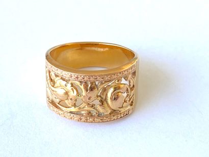 Large yellow gold ring with openwork arabesque...