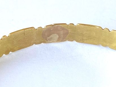 Yellow gold bangle decorated with stylized...