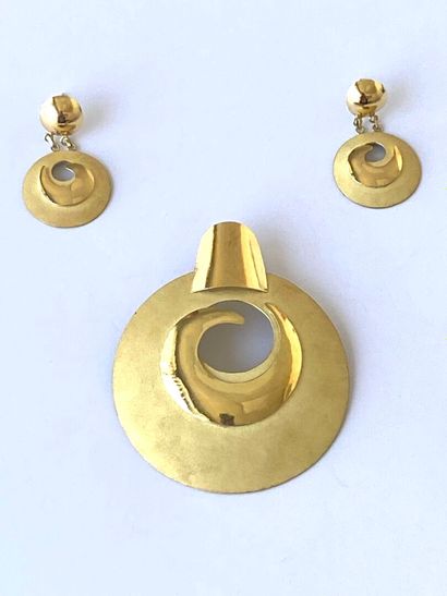 Half-set in yellow gold with spiral decoration,...