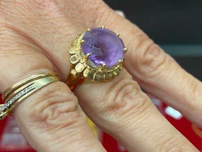 Yellow gold ring set with a round faceted...