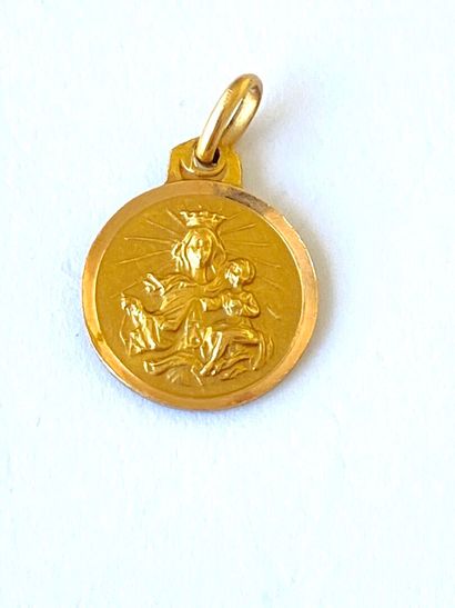 Circular religious medal in 18K yellow gold...