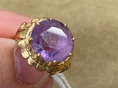 Yellow gold ring set with a round faceted...
