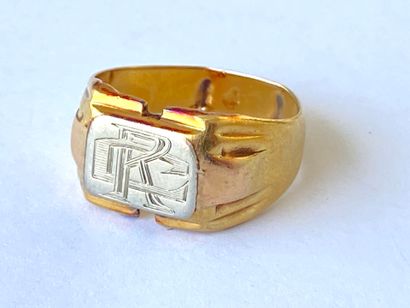 Chevalière in yellow and white gold, engraved...