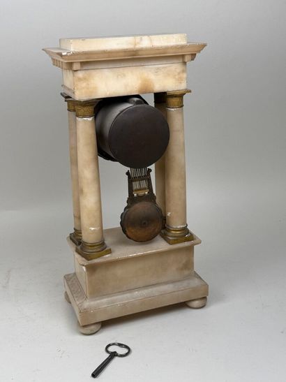 Pendule portique en albâtre et bronze doré...