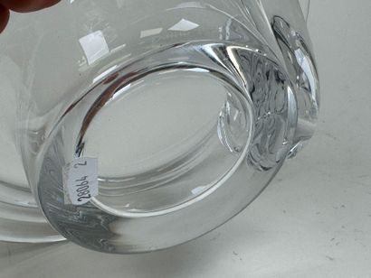 DAUM France.
Coupe en cristal moulé et pressé.
Signée...