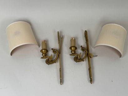 Paire d'appliques en bronze doré et ciselé...