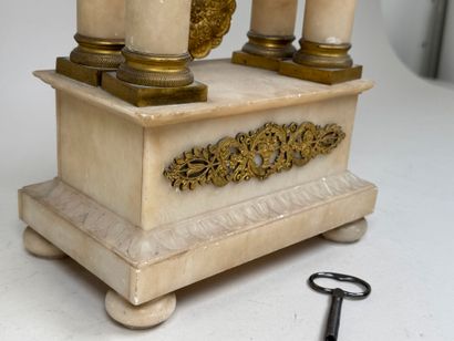 Pendule portique en albâtre et bronze doré...