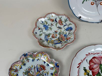 Lot de faïence composé de cinq assiettes...