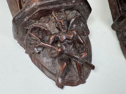 École, XIXe.
Paire de sellettes en bois sculpté...
