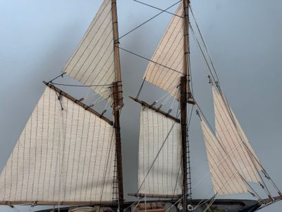 BLUENOSE, XXe.
Maquette de bateau en bois...