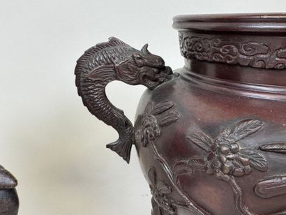 INDOCHINE, XXe.
Brûle-parfum en bronze patiné...