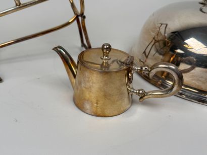 Lot en métal argenté :
- une cloche de service,...