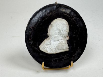 École XIXe.
Profil de Louis XVIII.
Miniature...