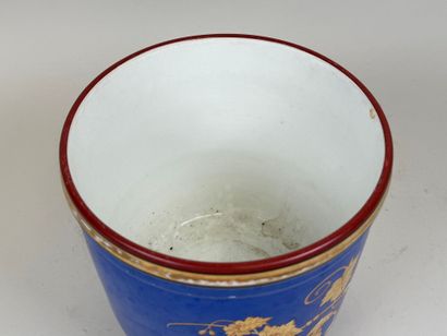 Cache-pot en porcelaine polychrome et or...
