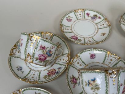 GOA.
Partie de service à café et thé en porcelaine...
