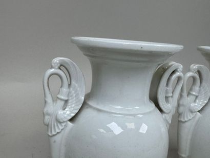 Paire de petits vases balustres en porcelaine...