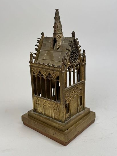 Petite châsse reliquaire en bronze doré,...