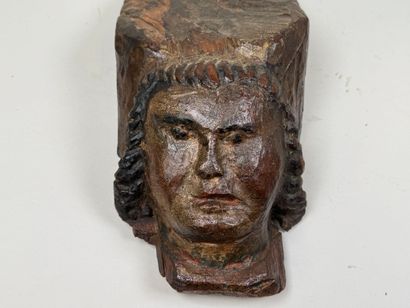 Élément en bois sculpté et patiné figurant...