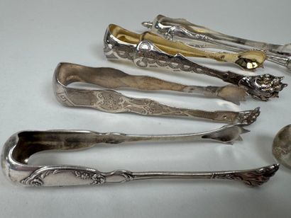 Five sugar tongs in 950/1000 silver, various...