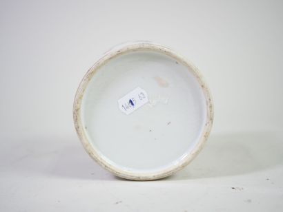 CHINE, XIXe.
Pot couvert en porcelaine polychrome...