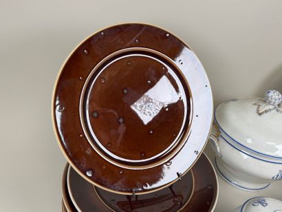 Lot comprenant :
- Série de 10 assiettes...