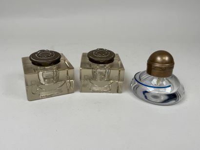 Trois encriers en cristal et verre dont :
-...