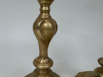 Paire de bougeoirs en bronze doré et ciselé...