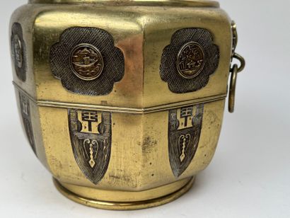 CHINE, XXe.
Cache-pot en bronze doré à décor...