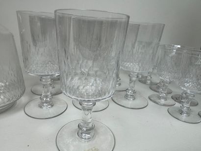Partie de service de verres en cristal comprenant...