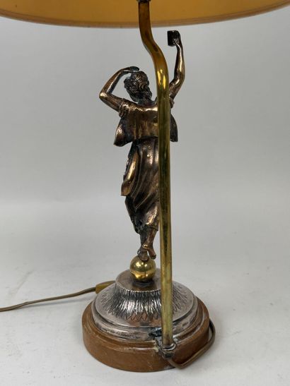Lampe en métal argenté et bronze doré à décor...