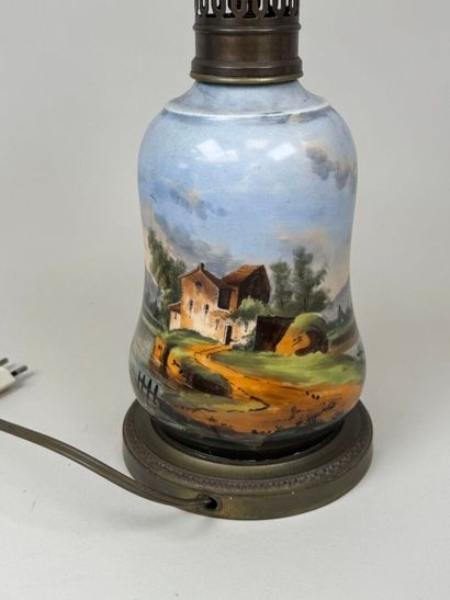 Lampe en porcelaine polychrome à décor d'une...