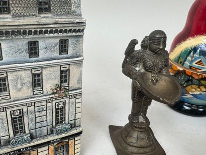 Important lot d'objets de vitrine comprenant...