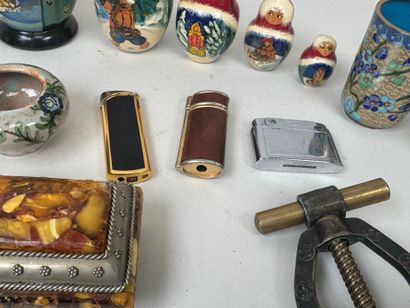 Important lot d'objets de vitrine comprenant...