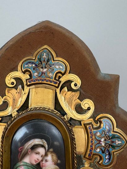 Bénitier en laiton ciselé et cloisonné à...