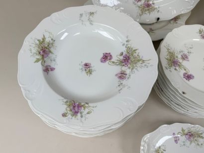 Partie de service de table en porcelaine...