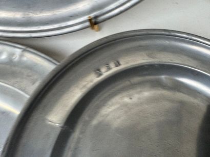 5 plats ou assiettes en étain.
Marquages...