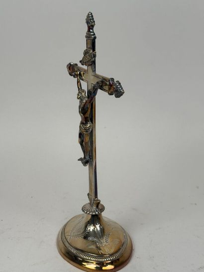 Crucifix en bronze argenté, le pied de forme...
