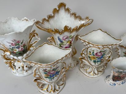 Collection de 8 vases de mariées en porcelaine...