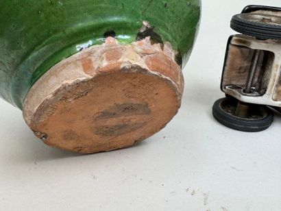 Lot comprenant :
- LONGWY.
Petit vase en...