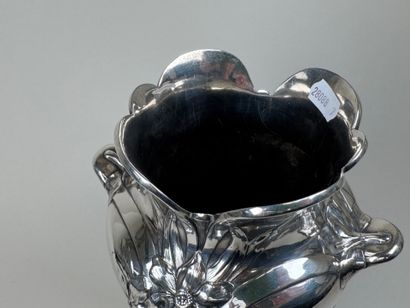 GALLIA.
Important vase en métal argenté à...