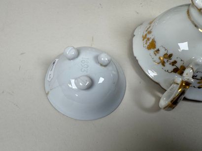 Petit lot en faïence et porcelaine polychrome...