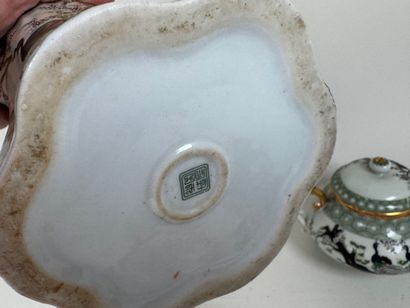 ASIE, XXe.
Partie de service à thé en porcelaine...