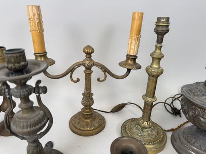 Lot de 9 bougeoirs, flambeau, lampe à pétrole...
