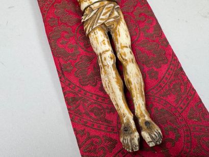 Christ en os.
H. 16 cm.
Présenté sur un support...