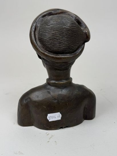 INDOCHINE, XXe.
Sujet en bronze patiné figurant...