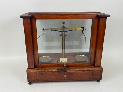 Henry-Louis BECKER.
Balance de pharmacien...